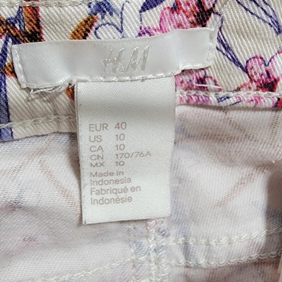 Floral denim jean shorts size 10 by H&M in great condition very pretty. - Picture 3 of 5
